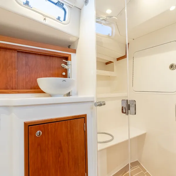 Large enclosed head - interior view