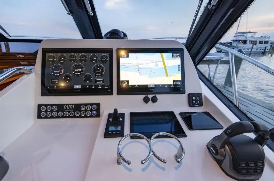 MJM 42 Helm