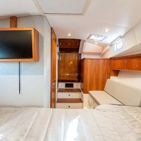 MJM 38R roomy v-berth