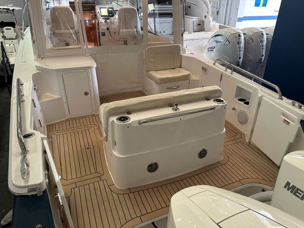 2025-mjm-yachts-35-072-cockpit