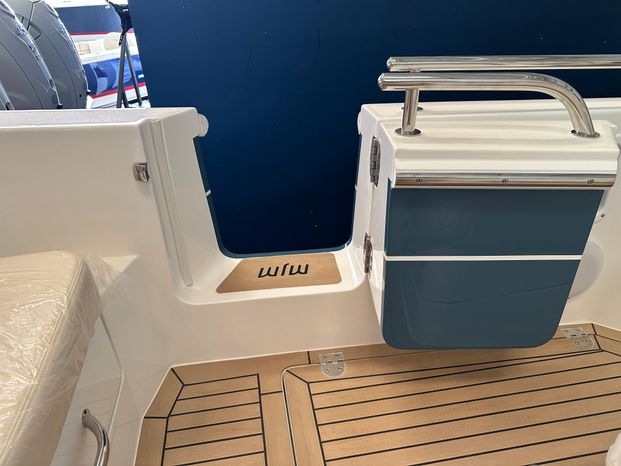 2025-mjm-yachts-35-072-door