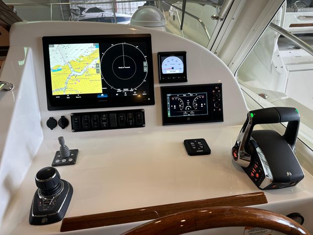 2025-mjm-yachts-35-072-helm