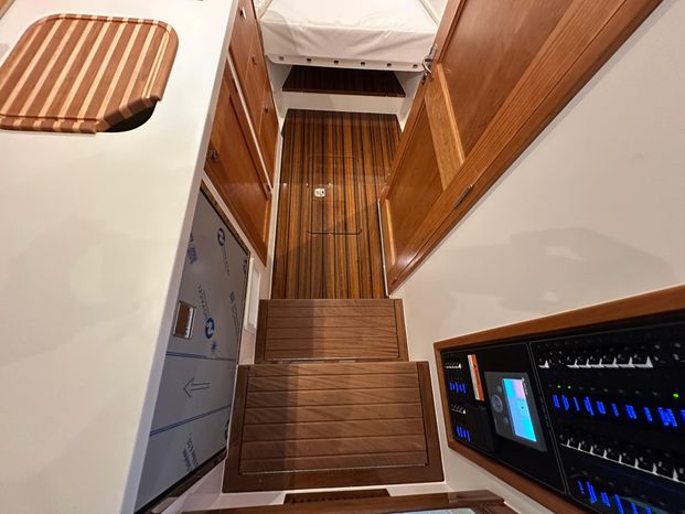 2025-mjm-yachts-35-072-stairs