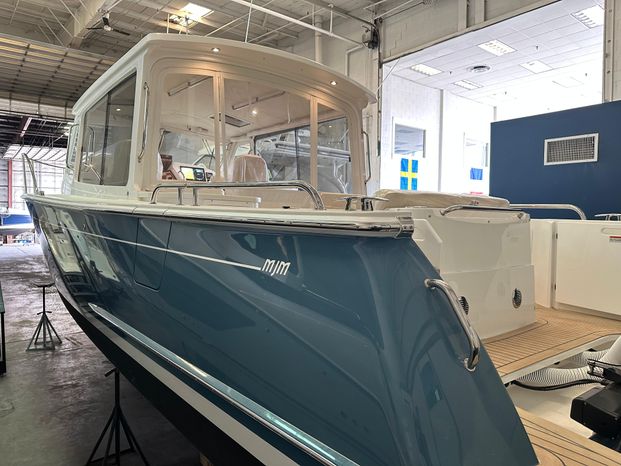 2025-mjm-yachts-35-072-stern