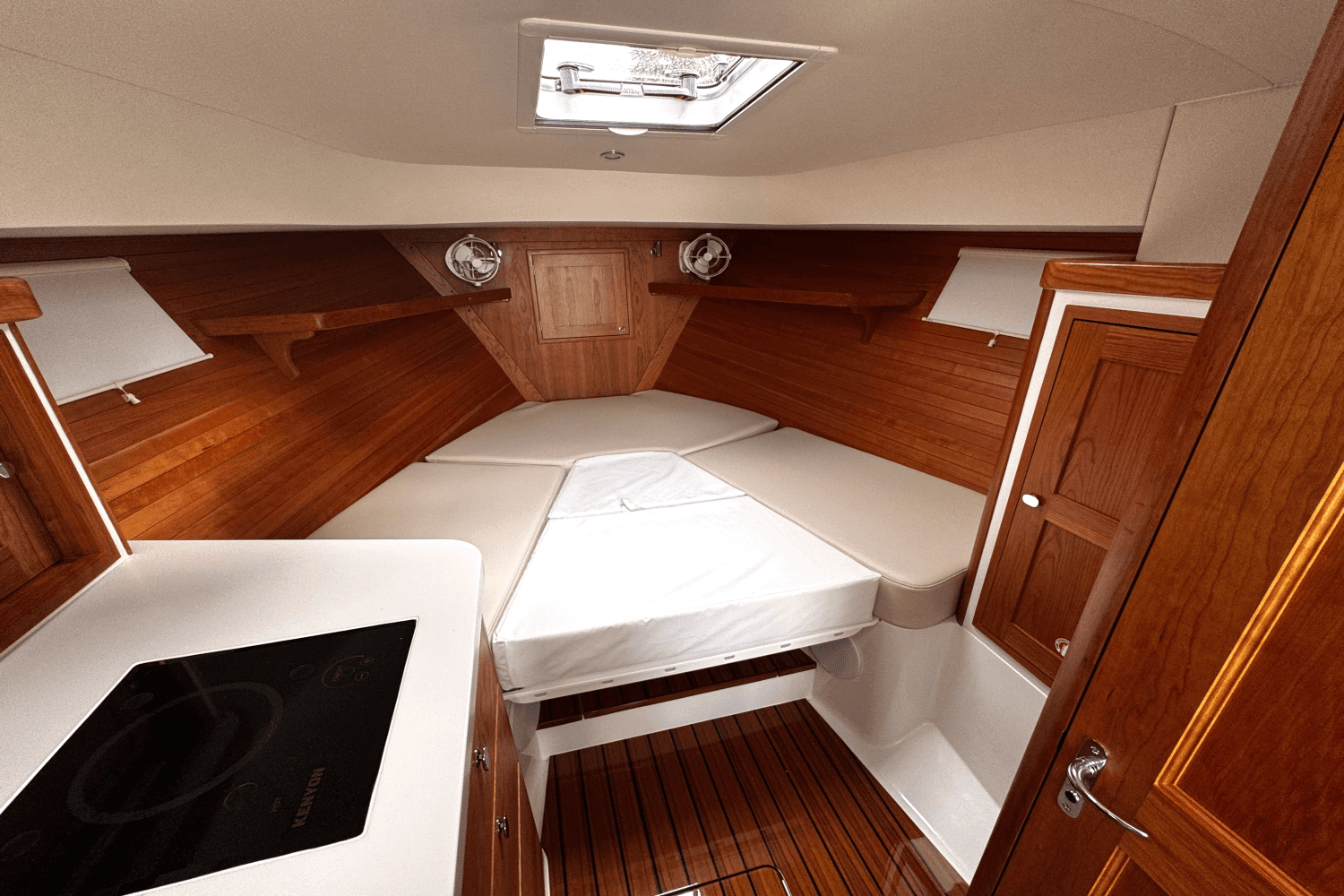 35-helmconsole-064-berth