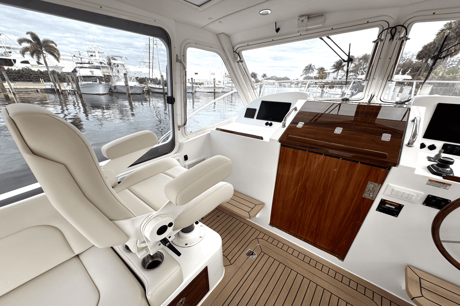 35-helmconsole-064-companion