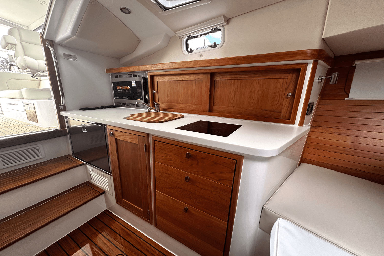 35-helmconsole-064-galley