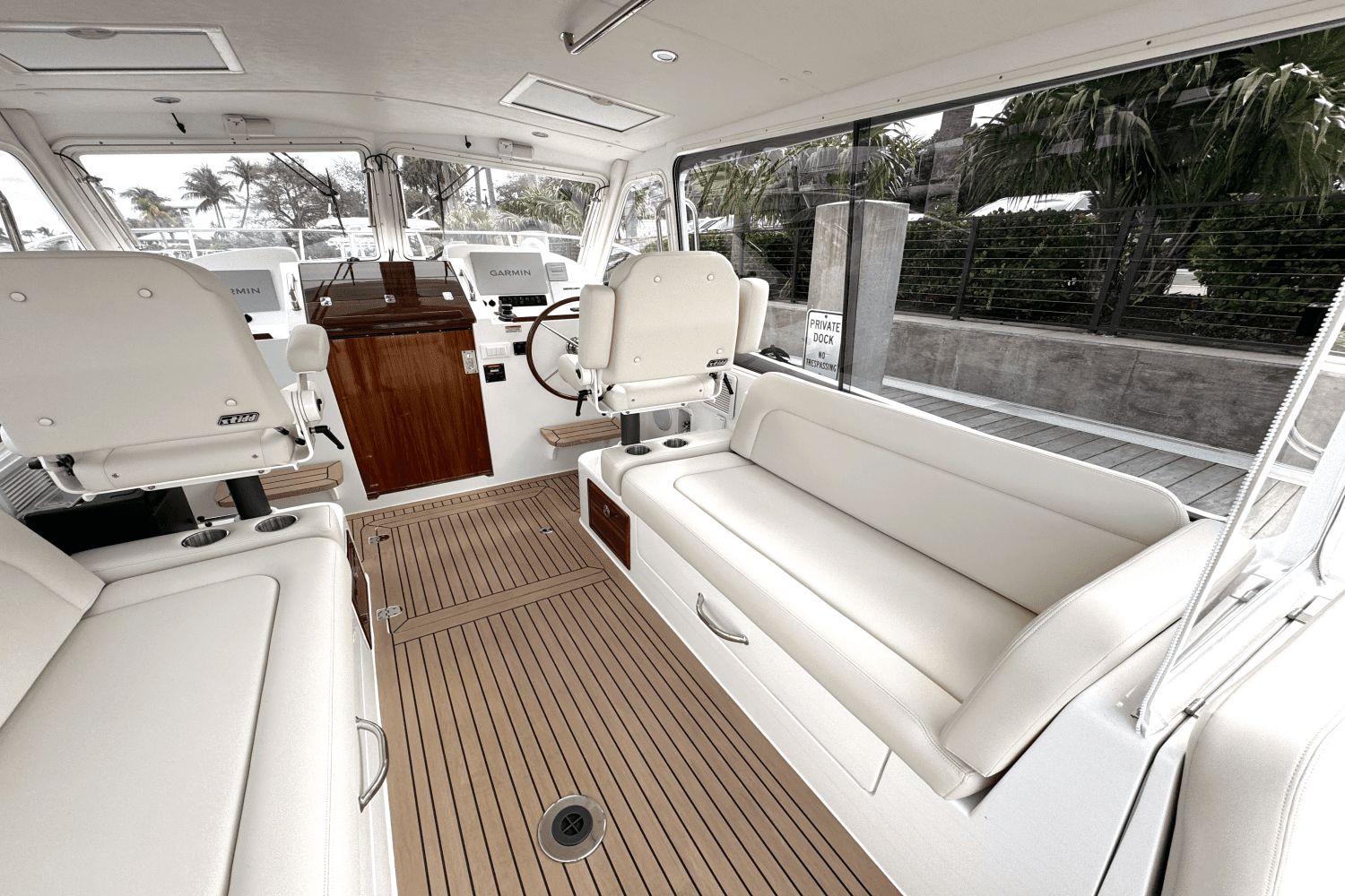 35-helmconsole-064-pilothouse