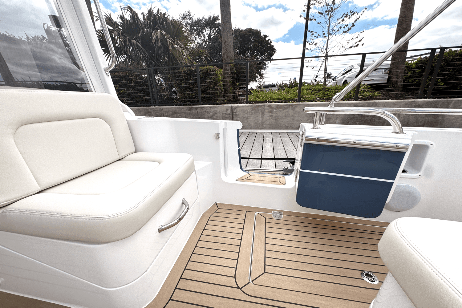 35-helmconsole-064-sidedoor